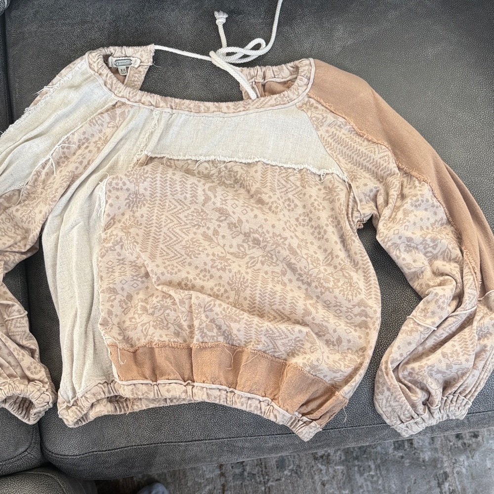 Gimmicks by BKE Cream and Tan Patterned Blouse
